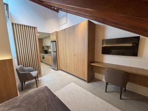 Studio moderno no Centro de Floripa CMA0101 في فلوريانوبوليس: غرفة معيشة مع مطبخ مع تلفزيون