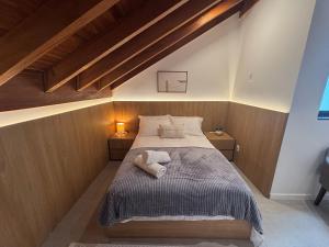 Studio moderno no Centro de Floripa CMA0101 في فلوريانوبوليس: غرفة نوم بها سرير ووسادتين عليه