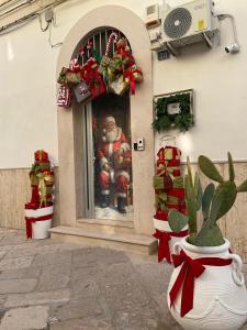 Un escaparate de una tienda con una figura de Papá Noel. en Ca' Teatro Vecchio, en Manfredonia
