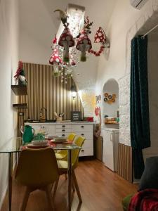 Un comedor con mesa y sillas y una cocina. en Ca' Teatro Vecchio, en Manfredonia