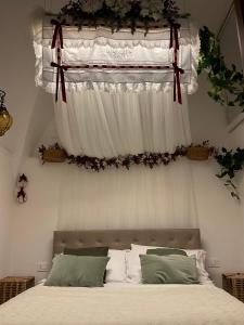 ventana sobre una cama en un dormitorio en Ca' Teatro Vecchio, en Manfredonia