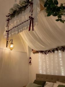 Habitación con cortina blanca y ventana en Ca' Teatro Vecchio, en Manfredonia 18 fotos más
