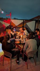 Oaspeți care stau la La Fortaleza Hostel