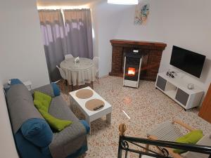 a living room with a couch and a fireplace at Casa Corzo in María