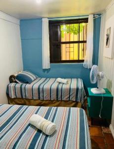 格拉玛多Gramado Guest House的有窗户的房间里有两张床