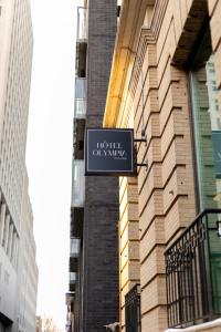 uma placa na lateral de um prédio em Olympia Hotel by Lodgo em Montréal