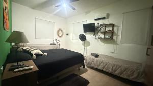 ein Schlafzimmer mit Bett und Deckenventilator in der Unterkunft El descanso in El Rodeo