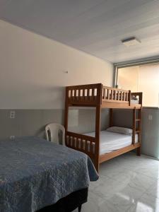 una camera con due letti a castello e un letto di Porto dos Lençóis, Apartamento 05 a Barreirinhas Altre 25 foto