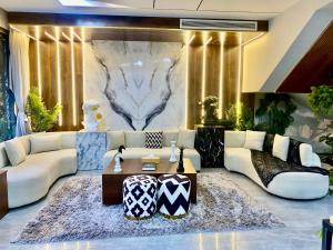 un soggiorno con un divano bianco e un tavolo di For families only a Qaryat ash Shamālī