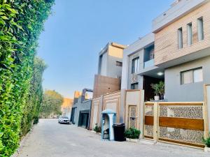 una strada con una cabina telefonica blu accanto ad alcuni edifici di For families only a Qaryat ash Shamālī