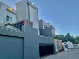 un grande edificio con un garage di fronte di For families only a Qaryat ash Shamālī