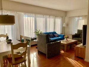 Et tv og/eller underholdning på Charming Sunny 100m2 Entire Apartment with 2 bedrooms