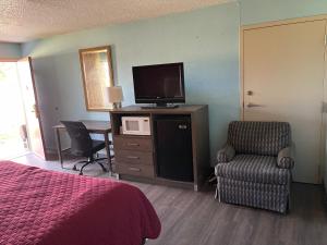 TV a/nebo společenská místnost v ubytování Mayfair Inn + 1 fotografie