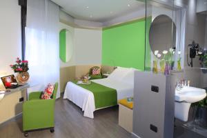 Postel nebo postele na pokoji v ubytování Hotel Mediolanum + 21 fotografií