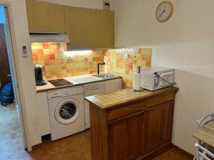 Kuchyň nebo kuchyňský kout v ubytování Studio climatisé avec jardin et plage à 250m + 16 fotografií