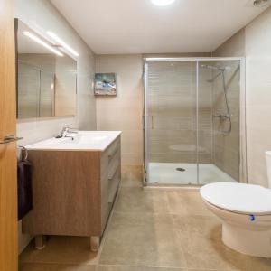 ein Badezimmer mit Dusche, Waschbecken und Toilette in der Unterkunft Apartamento Las Góndolas Playa ALOJAMIENTOS VISTAMAR in Almuñécar