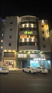 een gebouw met een auto ervoor geparkeerd bij فيو المنسك للشقق المخدومه in Abha +74 foto's