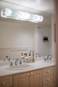 Fotografie z fotogalerie ubytování 2BR Trafalgar Retreat near UBC & Pacific Spirit v destinaci Vancouver