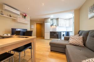 ein Wohnzimmer mit Sofa und Tisch in der Unterkunft Apartamento Las Góndolas Playa ALOJAMIENTOS VISTAMAR in Almuñécar