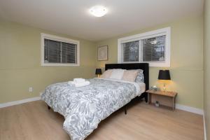 Postel nebo postele na pokoji v ubytování 2BR Trafalgar Retreat near UBC & Pacific Spirit + 49 fotografií
