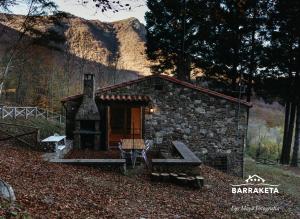 Cảnh núi rừng hoặc tầm nhìn ra núi từ nhà gỗ