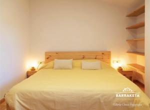 Giường trong phòng chung tại La Barraketa del Montseny