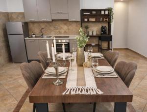 una sala da pranzo con tavolo e sedie in legno di Le Stanze Della Castellana a Bosa Altre 14 foto