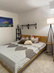 Postel nebo postele na pokoji v ubytování Ferienwohnung Golden Apartment Stilvoll Klar