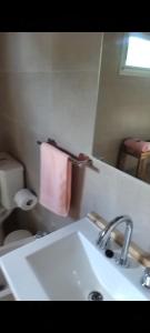 bagno con lavandino e asciugamano rosa di Cabañas Don Ricardo a Dolores