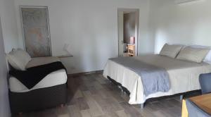 una camera da letto con due letti in una stanza di Cabañas Don Ricardo a Dolores