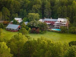 eine Luftaufnahme eines großen Hauses im Wald in der Unterkunft Glen-Ella Springs Hotel & Restaurant in Clarkesville