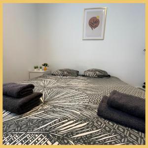 een slaapkamer met een groot bed met kussens erop bij Appartement St Genis Laval Hyper centre in Saint-Genis-Laval