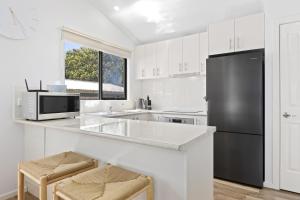 Kuchyň nebo kuchyňský kout v ubytování Spacious 2-Bedroom with Private Parking Access