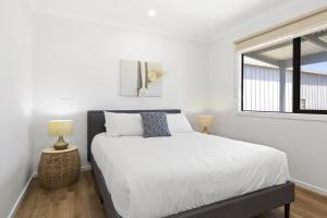 Postel nebo postele na pokoji v ubytování Spacious 2-Bedroom with Private Parking Access