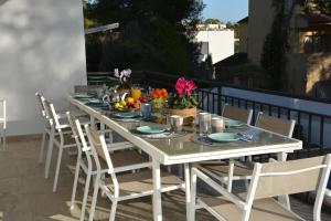 En balkon eller terrasse på Villa Playa del Sur A 250 metros de una magnifica playa Capacidad más de 16 AC 6 Suites Piscina XL