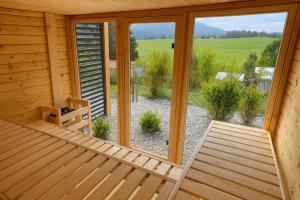 una stanza con panchina e ampia finestra di Ferienhaus Schneekopf a Suhl Altre 9 foto