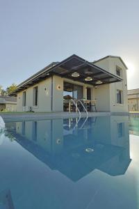 Billede fra billedgalleriet på HELIOS - Seaside Pool Villa & Private Parking i Olympiakí Aktí