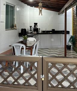 una cucina con un tavolo e sedie in una stanza di Porto dos Lençóis, Apartamento 05 a Barreirinhas