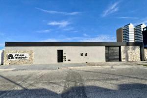 ein Gebäude mit einem Schild an der Seite in der Unterkunft Village Caranguejo - FLAT 02 Quartos in Aracaju