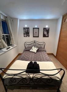 een slaapkamer met een bed met schoenen erop bij The Imperial Beachfront Penthouse Suite in Margate