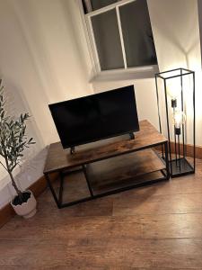 Et tv og/eller underholdning på The Imperial Beachfront Penthouse Suite