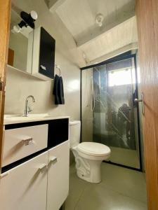 Et badeværelse på Apartamento 2 Dormitórios Praia do Rosa