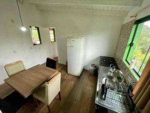 Køkken eller tekøkken på Apartamento 2 Dormitórios Praia do Rosa + 23 billeder