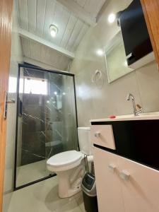 Et badeværelse på Apartamento 2 Dormitórios Praia do Rosa