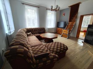 un salon avec un canapé et une table dans l'établissement Apartmán Bára, à Tanvald