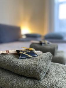 ein Buch auf einem Kissen auf einem Bett in der Unterkunft Apartment Modern & Cozy - City Center Saldus in Saldus