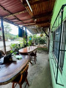 een terras met tafels en stoelen in een gebouw bij CasaYaja in Ayampe