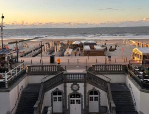 een gebouw aan het strand naast de oceaan bij Zen at Sea Duplex Blankenberge in Blankenberge