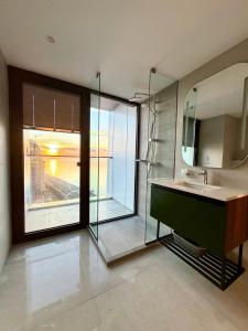 Et badeværelse på Sunshine apartments in Alliance Privilege