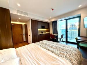 En eller flere senge i et værelse på Sunshine apartments in Alliance Privilege